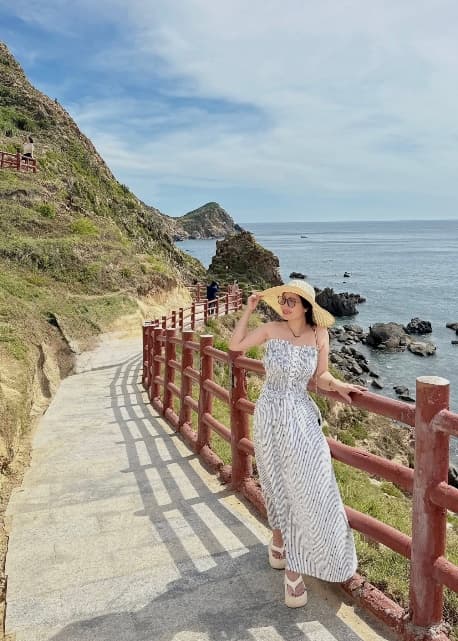 Du khách trên đường ven biển